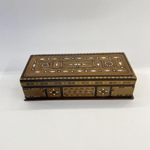 1005 - Parquetry inlaid box with mother-of-pearl and various other woods, 27cm long