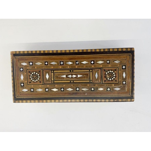 1005 - Parquetry inlaid box with mother-of-pearl and various other woods, 27cm long