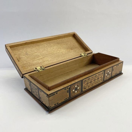 1005 - Parquetry inlaid box with mother-of-pearl and various other woods, 27cm long