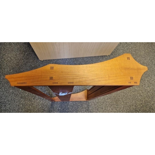 1238 - 1970 Oliver Morel Cotswold School cherrywood wall rack, the top rail with scalloped edge, two plater... 