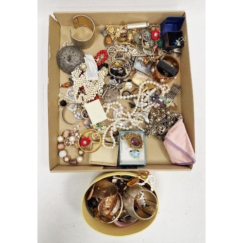 261 - Large quantity of costume jewellery including pearl necklaces, brooches, bangles, various jewellery ... 