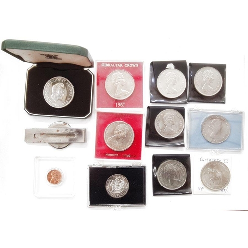 70 - Box of mostly World coins, 20th century with fifteen commemorative crowns, Zambia anniversary of Ind... 