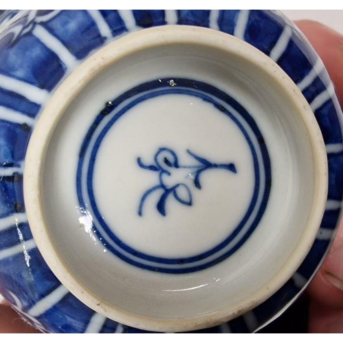 77 - Collection of blue and white Chinese porcelain tea bowls and saucers, comprising 15 bowls and 14 sau... 