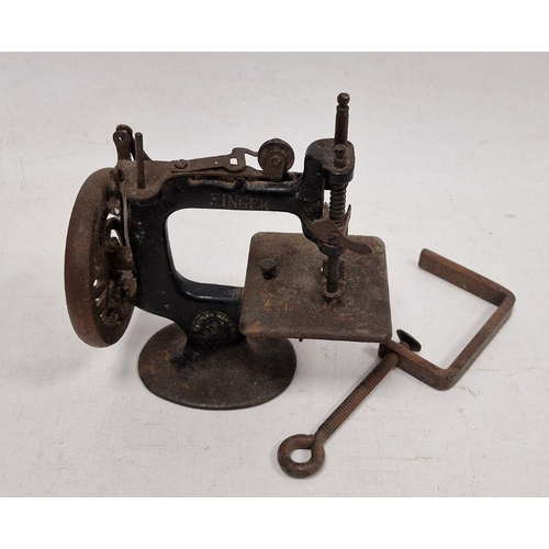 82 - Early 20th century child's sewing machine, no.20, 18cm high