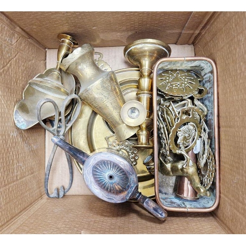 192 - Assortment of brassware and other metalware, to include a trivet stand, pair of oriental style vases... 