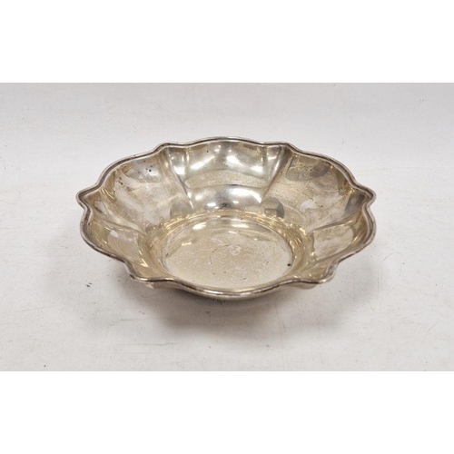 254 - 1920's circular shaped bowl, Sheffield 1921, maker Cooper Bros & Sons Ltd, 22.5cm diameter x 6.5cm h... 