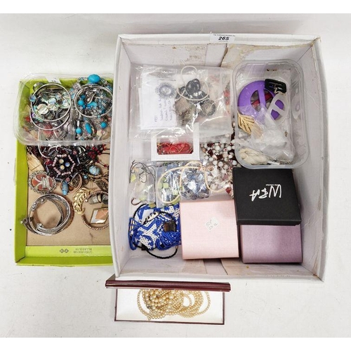 265 - Assorted costume jewellery to includes bangles, brooches, etc (1 box)