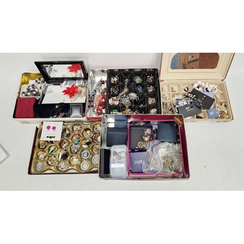 272 - Large quantity of costume jewellery (1 box)