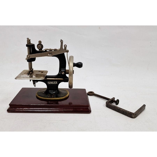 81 - Early 20th century child's mini sewing machine, no.20, 18cm high with original box