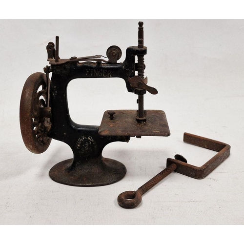 82 - Early 20th century child's sewing machine, no.20, 18cm high