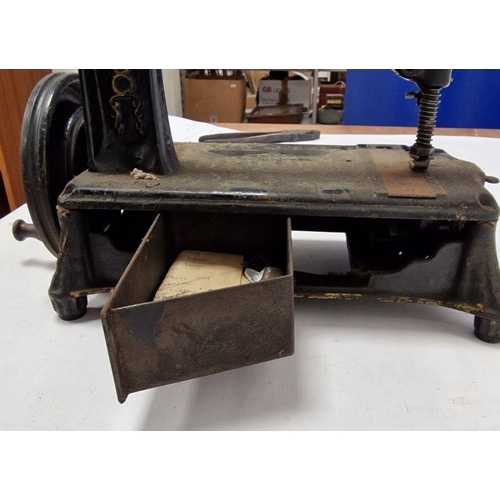 93 - Vintage 19th century 'American' cast iron sewing machine