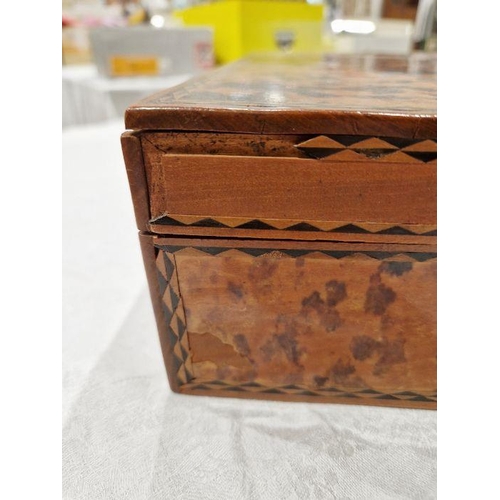 1043 - Early 20th century tortoiseshell veneer wooden box, of rectangular form, with inlaid marquetry decor... 