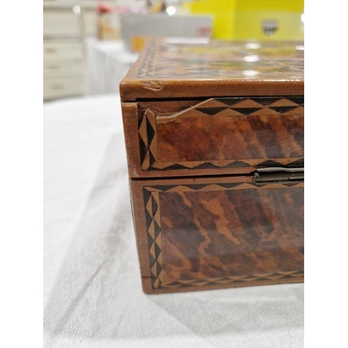 1043 - Early 20th century tortoiseshell veneer wooden box, of rectangular form, with inlaid marquetry decor... 