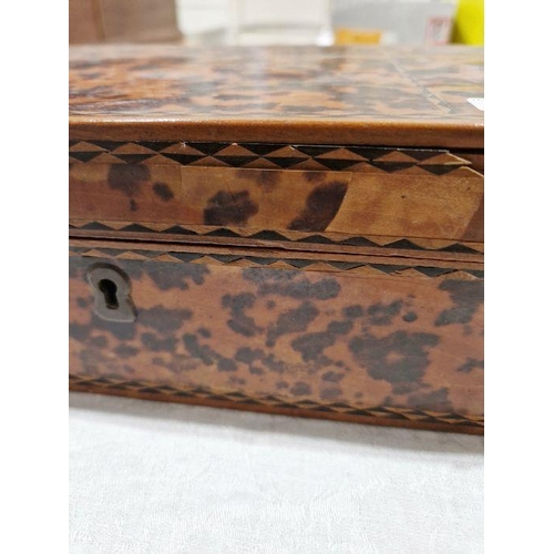 1043 - Early 20th century tortoiseshell veneer wooden box, of rectangular form, with inlaid marquetry decor... 