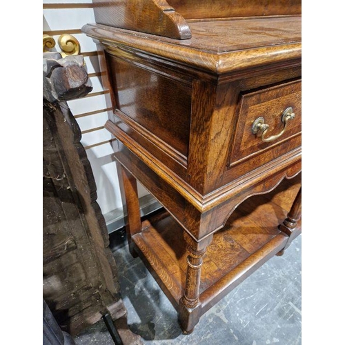 1156 - Reproduction inlaid oak dresser, the plate rack with scalloped frieze, the base banded with three fr... 