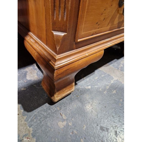 1183 - Modern walnut veneer partners' desk with green leather inset top, having one long drawer flanked by ... 