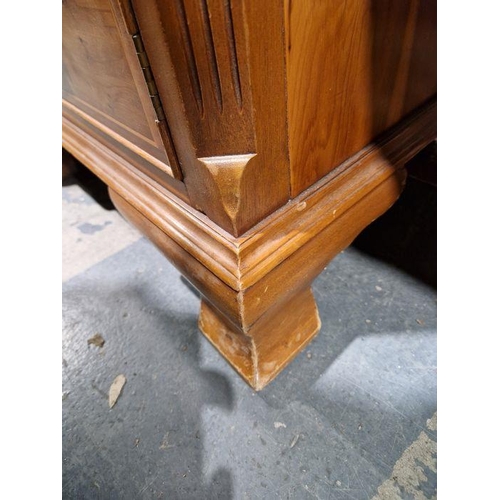 1183 - Modern walnut veneer partners' desk with green leather inset top, having one long drawer flanked by ... 