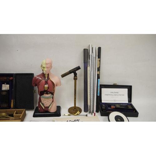 123 - Assorted collectables to include two Crista Halbane Haemoglobinometers, a plastic model depicting th... 