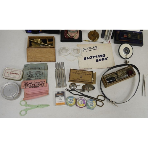 123 - Assorted collectables to include two Crista Halbane Haemoglobinometers, a plastic model depicting th... 