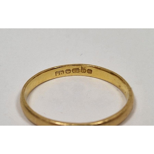 573 - 22ct gold fine wedding band, 2.8g