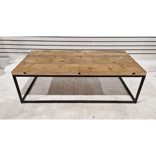 1235 - Contemporary loaf coffee table of rectangular form, with wooden top, raised on a metal support, 40cm... 