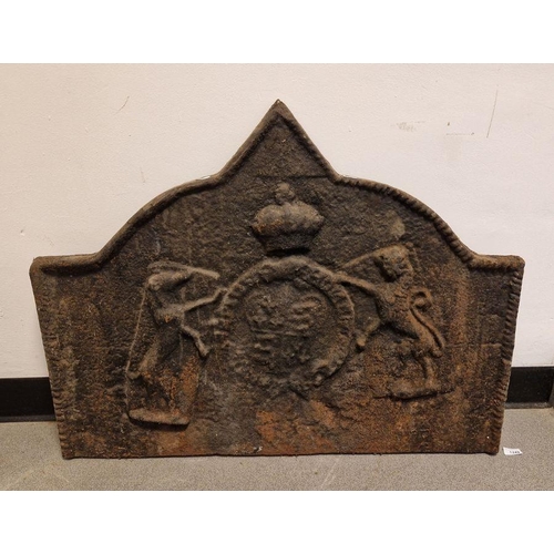 1249 - Cast iron fireback with indistinct armorial crest, possibly a royal coat of arms, broken arch top wi... 