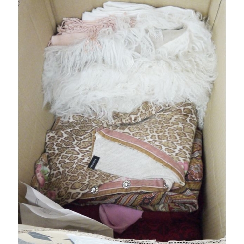 439 - Blanket and assorted linen and clothes (1 box)