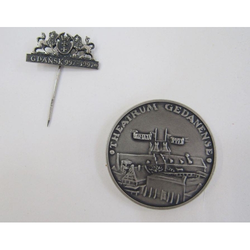 148 - Polish commemorative medal for the visit of HRH Prince of Wales and pin.