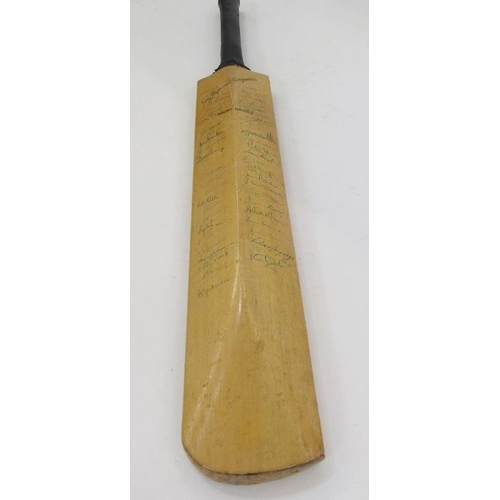 164 - Warsop-Hendren Improved Conqueror cricket bat with signatures from Worcester, Essex, Sussex and Glou... 