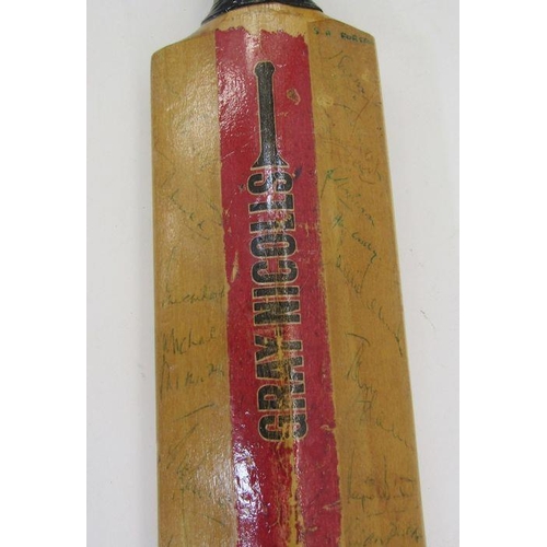 164 - Warsop-Hendren Improved Conqueror cricket bat with signatures from Worcester, Essex, Sussex and Glou... 