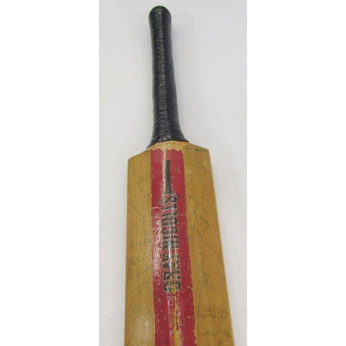 164 - Warsop-Hendren Improved Conqueror cricket bat with signatures from Worcester, Essex, Sussex and Glou... 