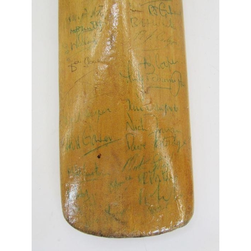 164 - Warsop-Hendren Improved Conqueror cricket bat with signatures from Worcester, Essex, Sussex and Glou... 