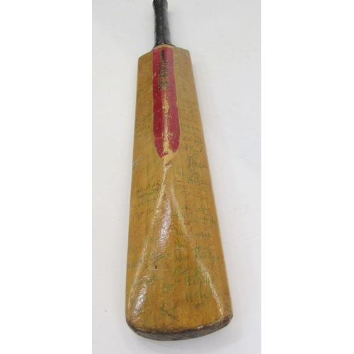 164 - Warsop-Hendren Improved Conqueror cricket bat with signatures from Worcester, Essex, Sussex and Glou... 