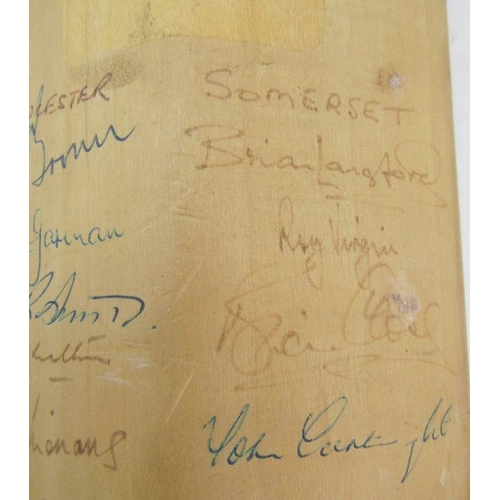 164 - Warsop-Hendren Improved Conqueror cricket bat with signatures from Worcester, Essex, Sussex and Glou... 