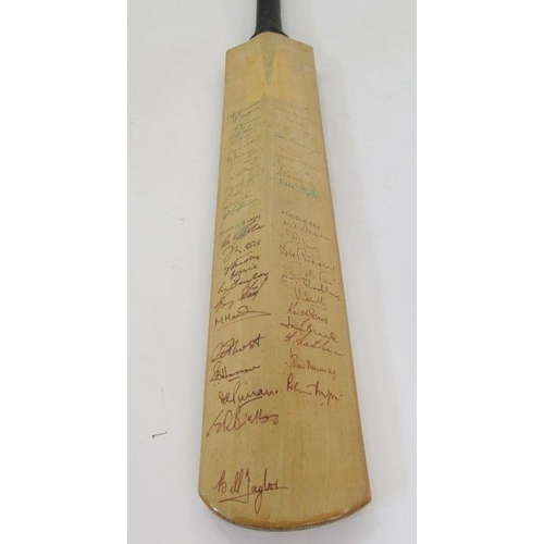 164 - Warsop-Hendren Improved Conqueror cricket bat with signatures from Worcester, Essex, Sussex and Glou... 