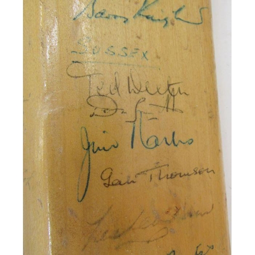 164 - Warsop-Hendren Improved Conqueror cricket bat with signatures from Worcester, Essex, Sussex and Glou... 