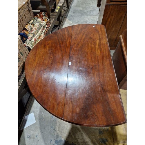 1160 - Late Georgian mahogany swingleg dining table of oval form, raised on cabriole legs with claw and bal... 