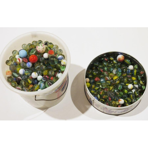 322 - Large quantity of various glass marbles (3 boxes)