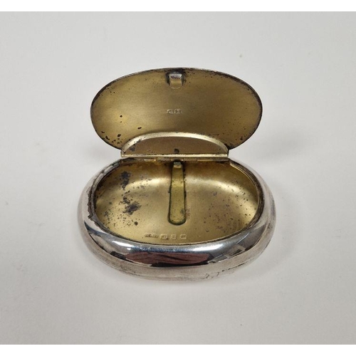 404 - Late Victorian silver snuff box, oval with flush fitting lid, Birmingham 1899