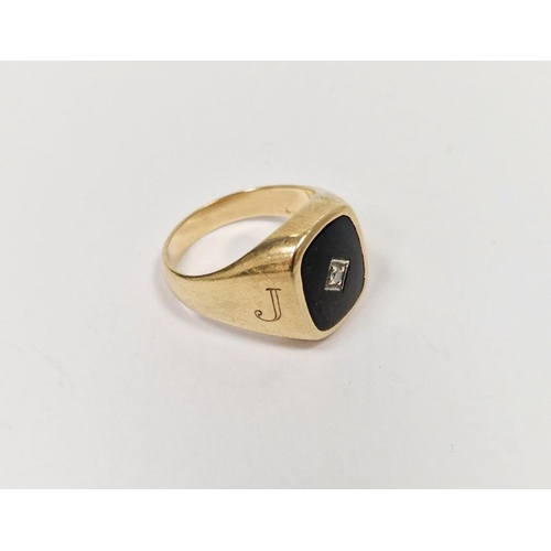 662 - Gent's 9K gold, black onyx and diamond signet ring, the rectangular top set with small diamond