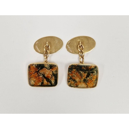 726 - Pair gent's 9ct gold and agate chain pattern cufflinks, each with rectangular panel set with green, ... 