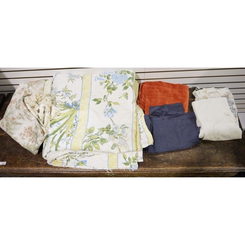 1317 - Blanket and assorted linen and clothes (1 box)