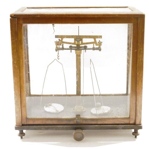 139 - Cased set of early 20th century Griffin & Tatlock Limited chemist's precision beam scales, bearing p... 