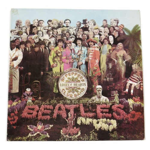 89 - The Beatles 'Sgt Pepper's Lonely Hearts Club Band' vinyl LP, 1st pressing, mono 1967, with red on wh... 