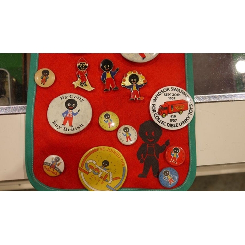 132C - Robertson's Golly collectors items including loose badges, mugs and figures 

These items are listed... 