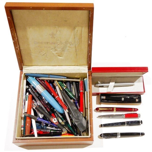 159 - Large collection of vintage ballpoint pens including a boxed Harvey Davidson example, Tag Heuer, Pap... 