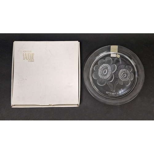 71 - Lalique (Paris) Cristal commemorative plate, boxed, decorated with two flowers to the centre, inscri... 