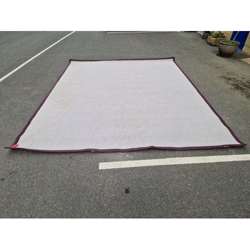 1039 - Large modern beige ground carpet with brown exterior band (398cm x 334cm)