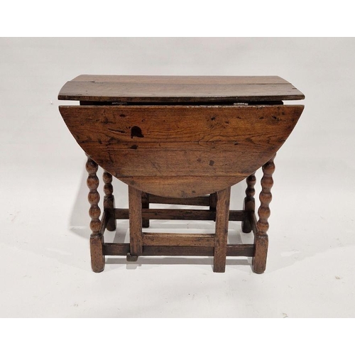 1095 - Oak fall-flap gateleg table on bobbin turned supports (varnished), 67cm high x 78cm wide x 100cm dee... 