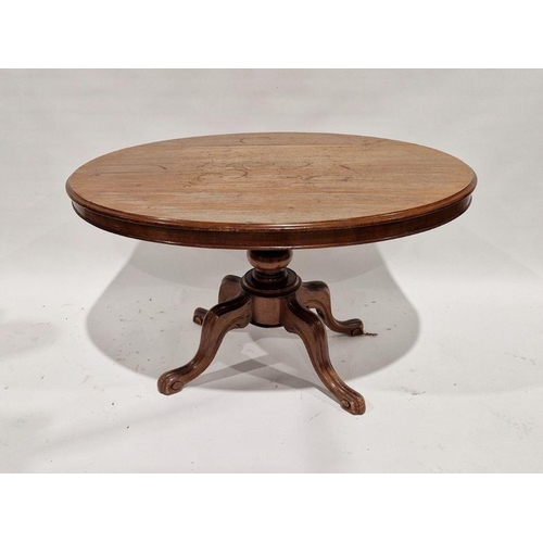 1109 - Mid Victorian mahogany loo table raised on a turned pedestal and quadruple-shaped supports, with scr... 